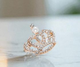 Брошь Корона монарха белый в золоте	 купить недорого в интернет магазине Beauty Prof с доставкой по Хабаровску и регионам России